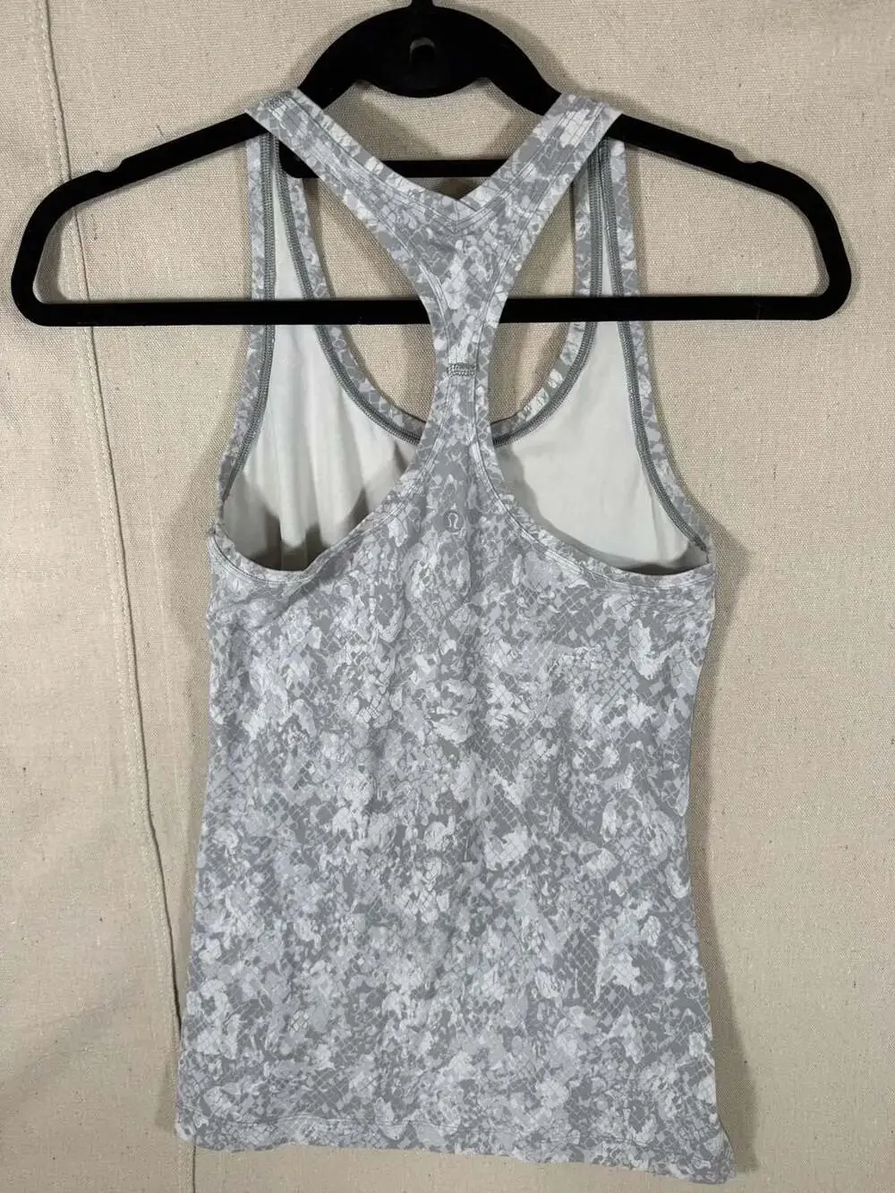 Lululemon Cool Racerback Short Tank Nulu in Hideaway Camo White Starlight - Picture 2 of 3